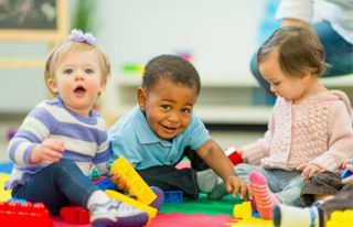 Bébés jouant à la crèche
