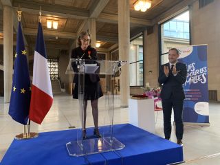 Guillemette Leneveu, directrice générale de l’Unaf, reçoit les insignes de Chevalier de la Légion d’honneur